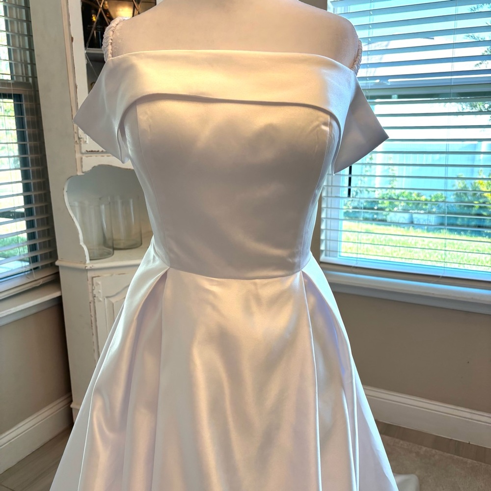 NEW Elegant White Wedding Dress, Satin Wedding Dress, Strapless, NWOT Size LG/12 - Picture 5 of 14